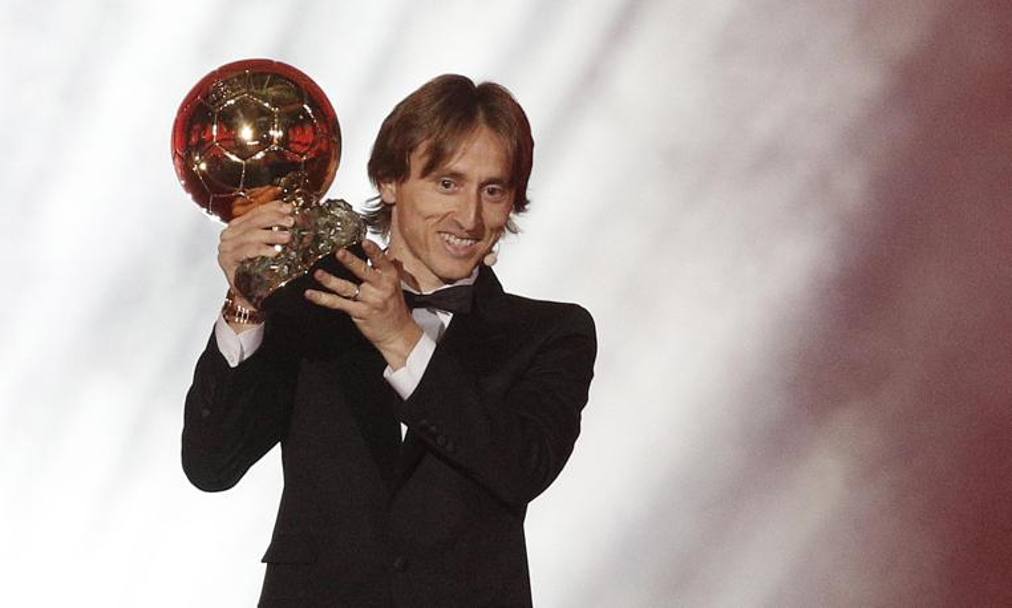 Luka Modric con l’ambito premio. Epa